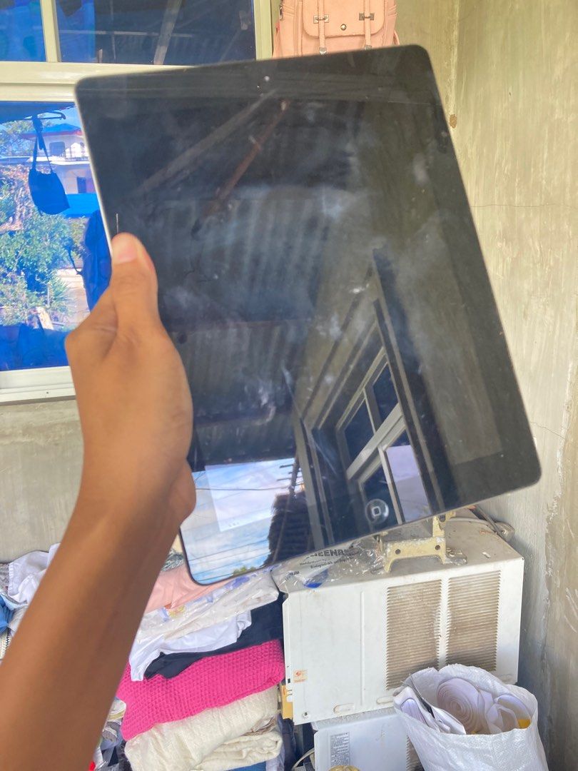 RUSH! Defective Ipad (Category: iPad) located in Tuguegarao City. Submitted by yaziefied (Listing ID 1246409115, Image 2). Description: .
