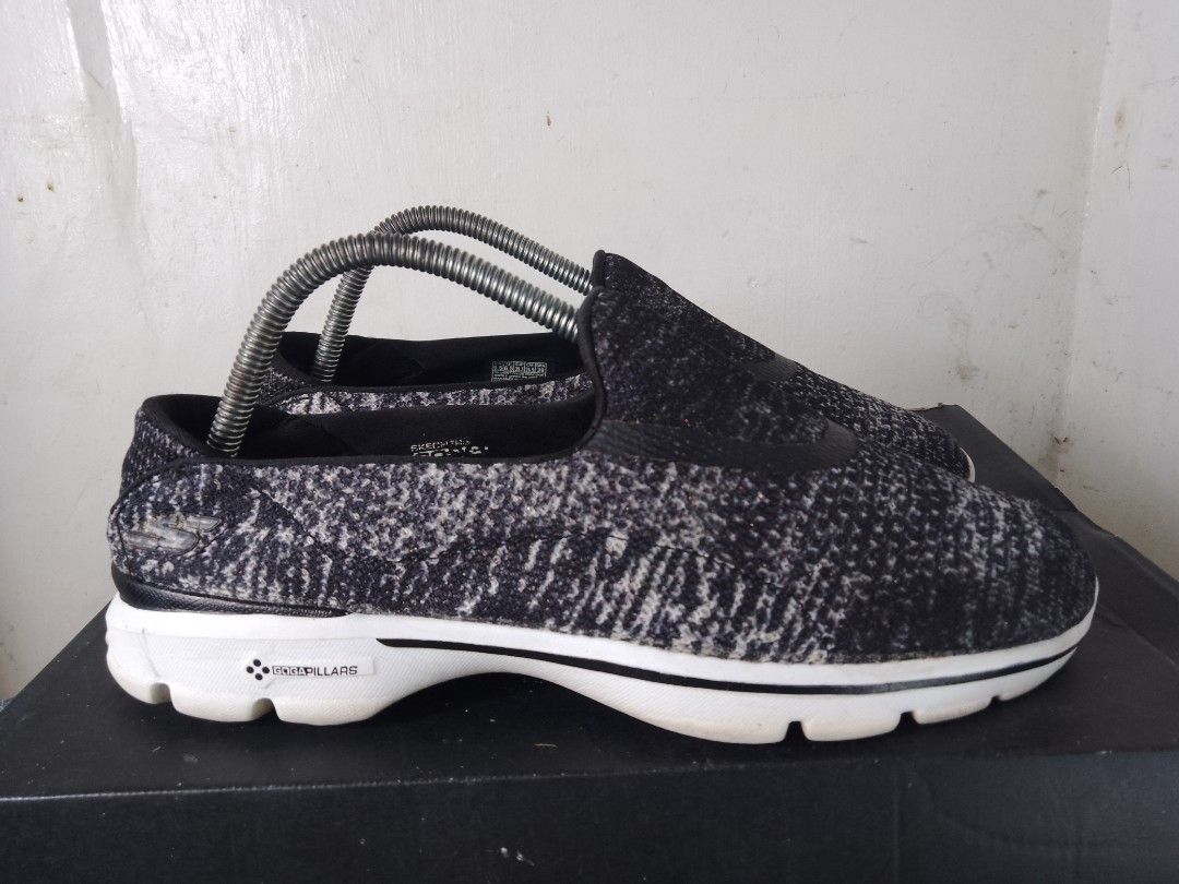 Skechers go walk outlet 3 womens size 9.5