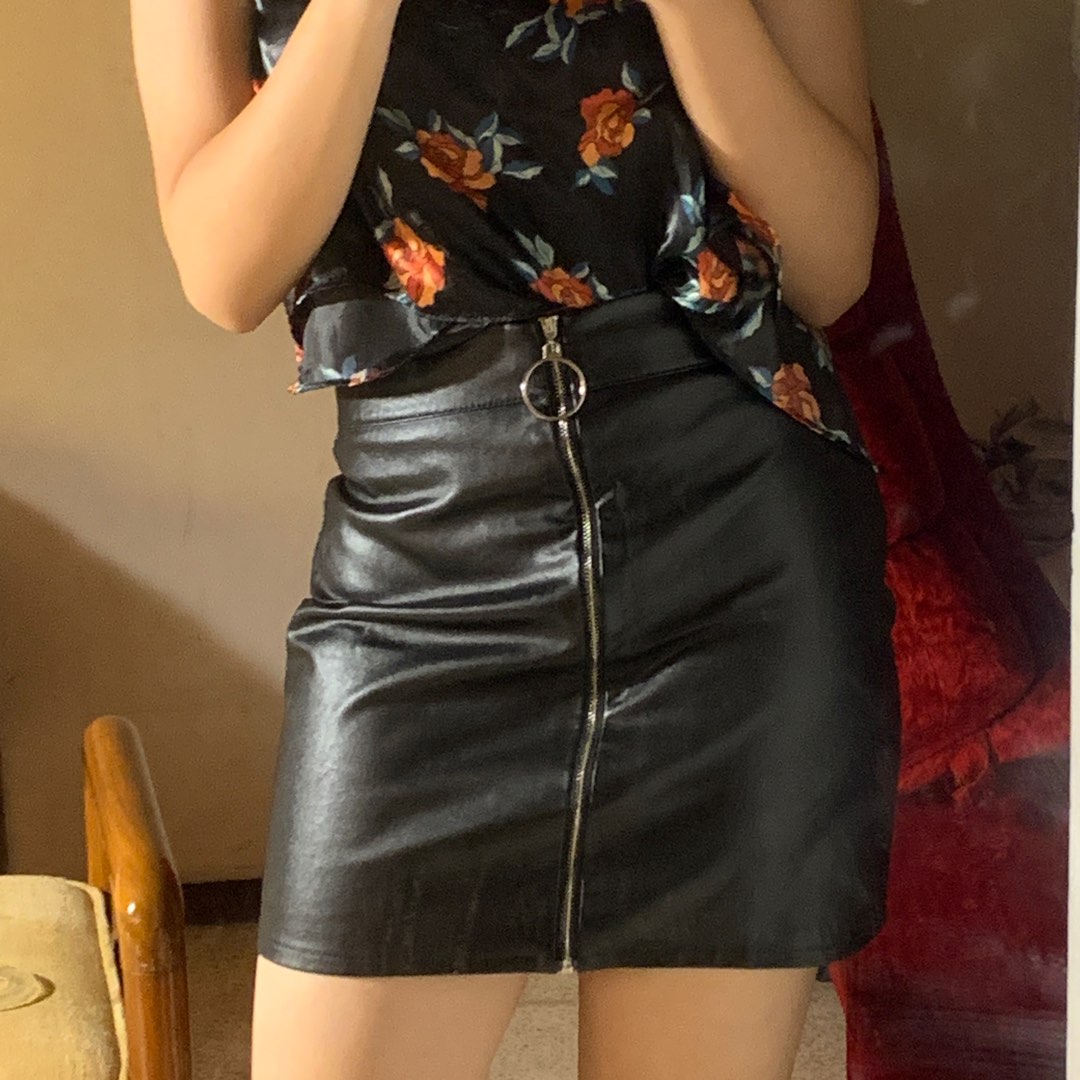 pakaian bawahan rok rok-mini Bershka Black Faux Leather Skirt
