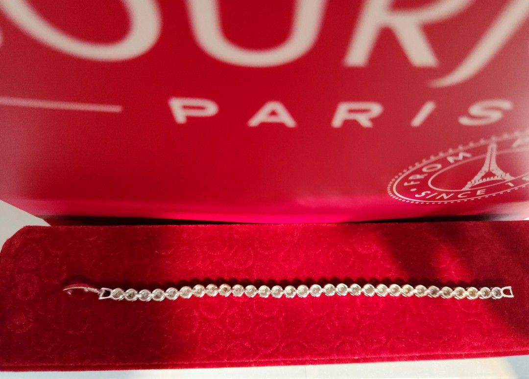 Tennis diamond bracelet (Category: Bracelets) located in Singapore. Submitted by jewellery_008 (Listing ID 1246519211, Image 1). Description: Used one or two times for wedding. Hypoallergy. meetup to collect. Purchase this to get one free 916 gold plated ring!.