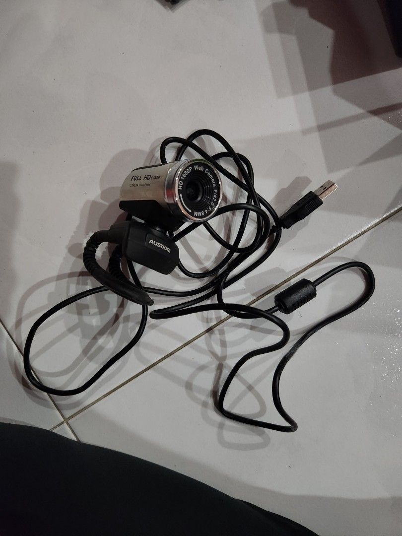 Web camera (Category: Webcams) located in Singapore. Submitted by pickachuchu (Listing ID 1246497719, Image 2). Description: Good to have, if you are using PC. inside the photo got 2 type of Web camera. One for $5 and two for $9. thank you..