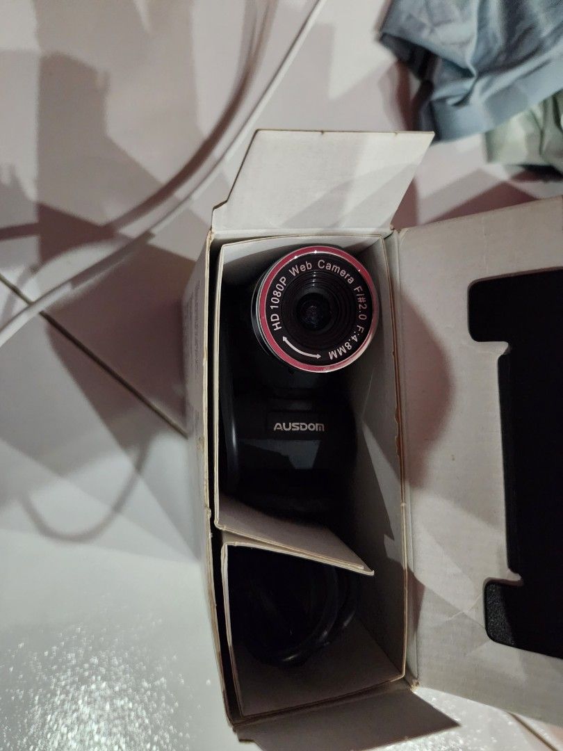 Web camera (Category: Webcams) located in Singapore. Submitted by pickachuchu (Listing ID 1246497719, Image 3). Description: Good to have, if you are using PC. inside the photo got 2 type of Web camera. One for $5 and two for $9. thank you..
