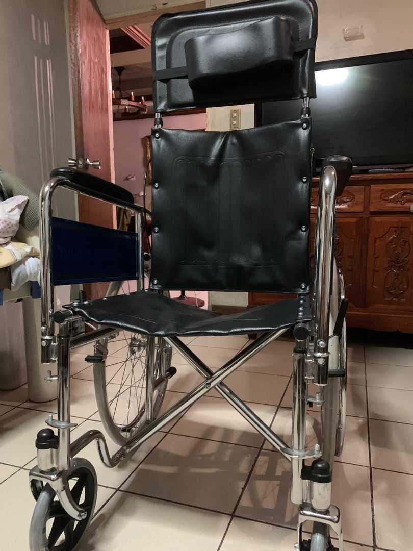 Wheelchair with headrest used 2x only, Health & Nutrition, Medical