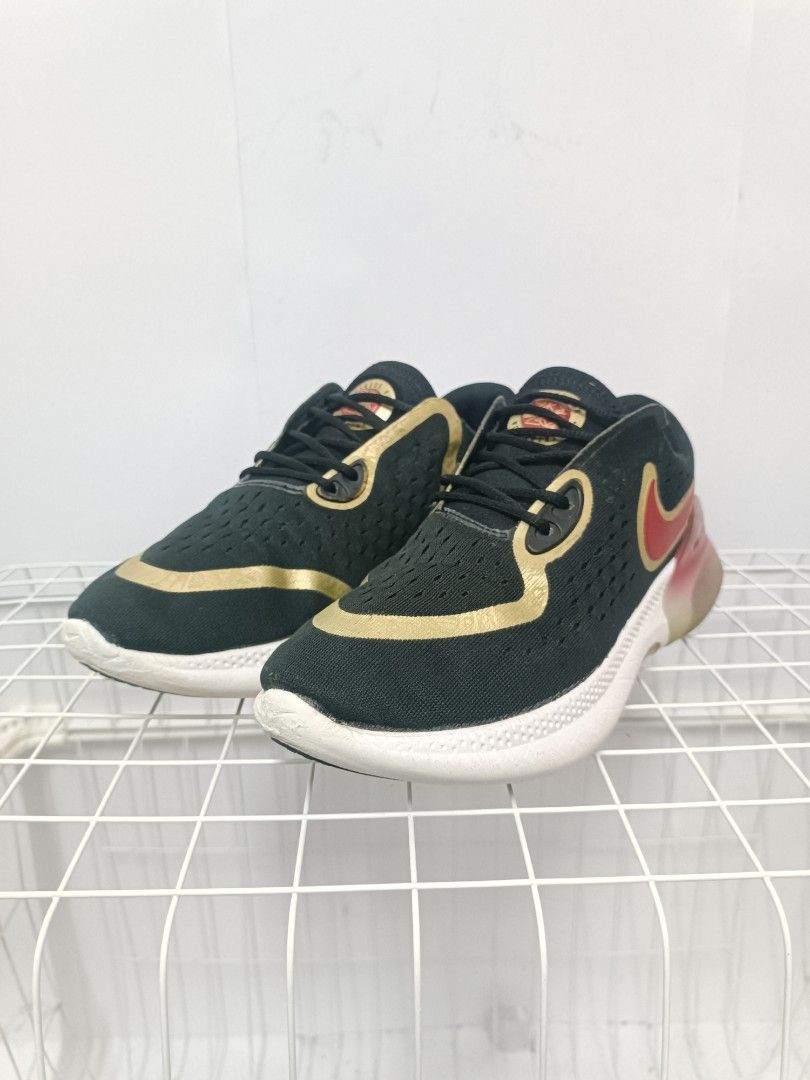 Running 2 pod joyride store trainers in black review