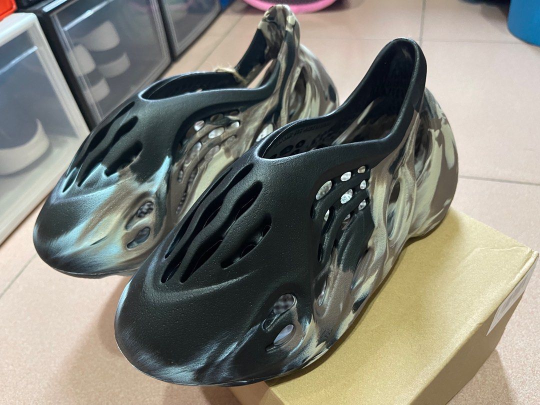 全新盒裝22.5CM 女鞋Adidas YEEZY FOAM RUNNER Mx Cinder 價格：1500元