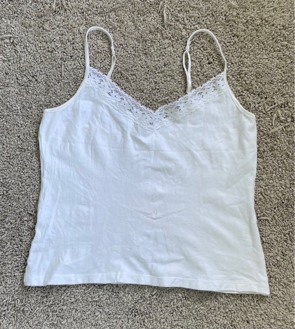 Basic White Top (Category: Sleeveless) located in Baguio. Submitted by fashionpizzazz (Listing ID 1248181706, Image 1). Description: Can fit size XS-S. No flaws. No brand. .