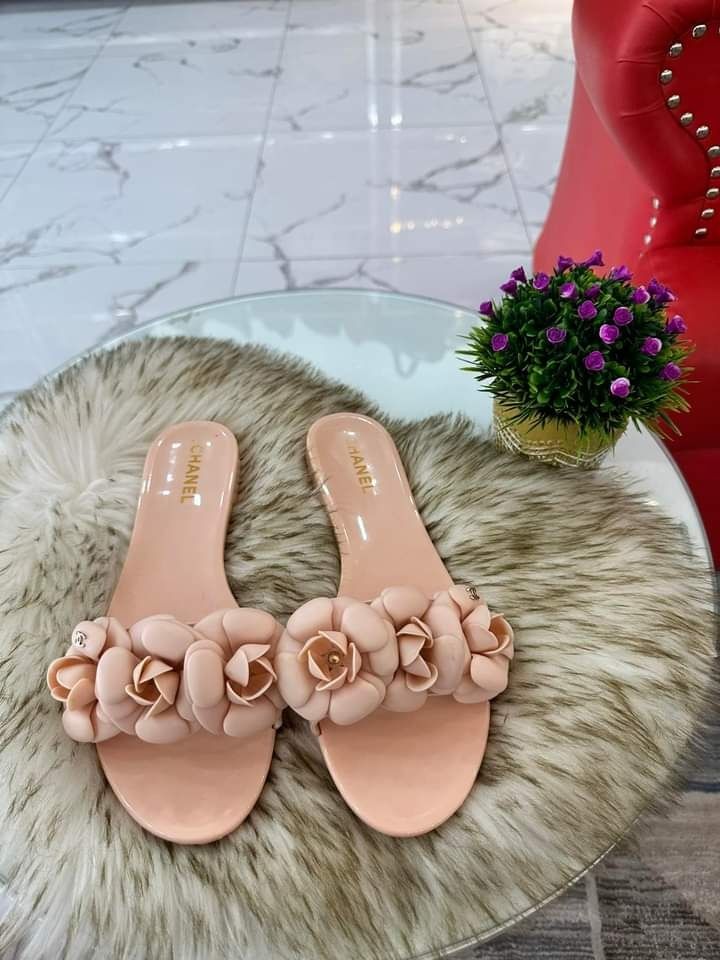 Chanel rubber slide sandals hotsell