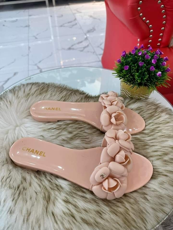 Chanel 2020 Rubber CC Camellia Slide Slides Neutrals Sandals Size 39