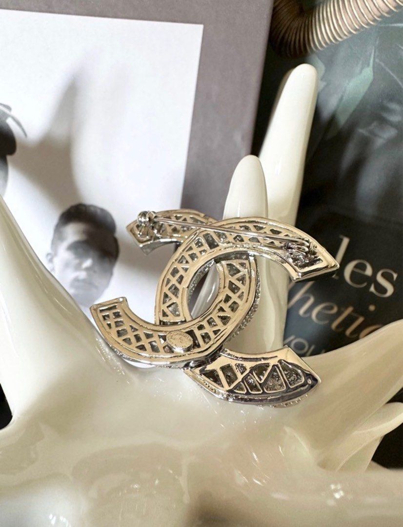 Chanel deals diamond brooch