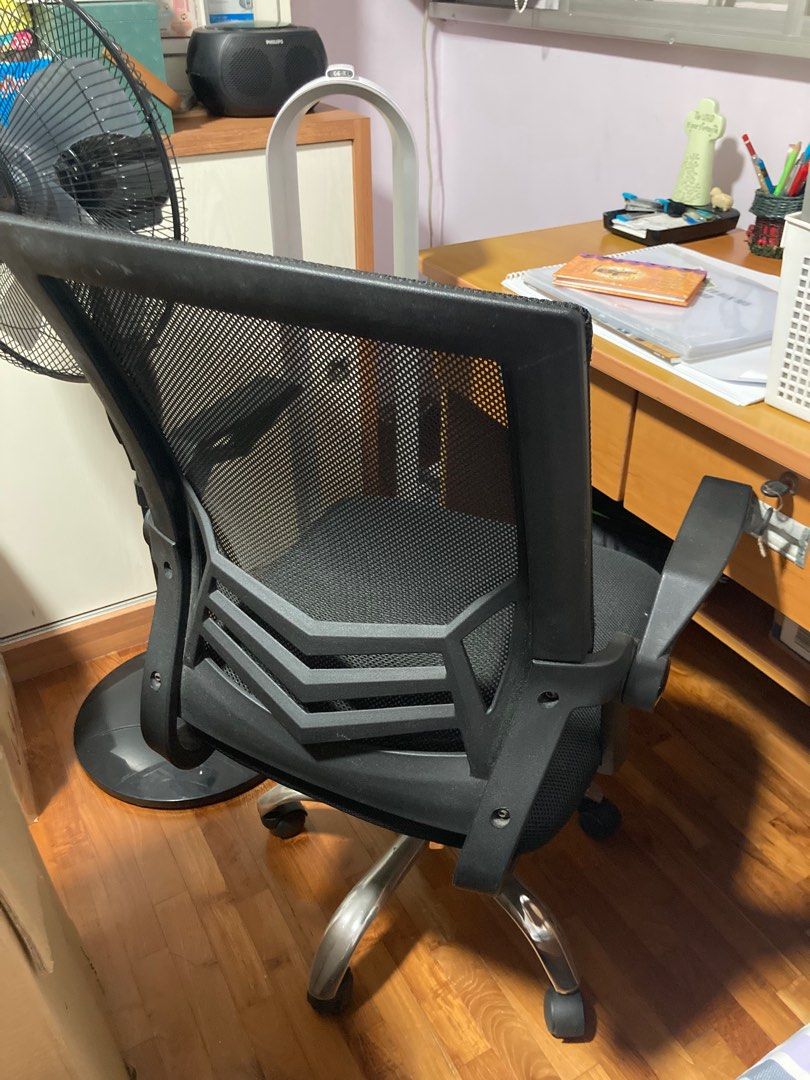 Computer Chair (Category: Chairs) located in Singapore. Submitted by ahpol (Listing ID 1248227421, Image 2). Description: Both chairs for $25. Clearing cause of upcoming renovation..
