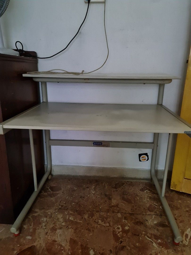 Computer Table (Category: Tables & Sets) located in Singapore. Submitted by amytan1810 (Listing ID 1248253471, Image 1). Description: .