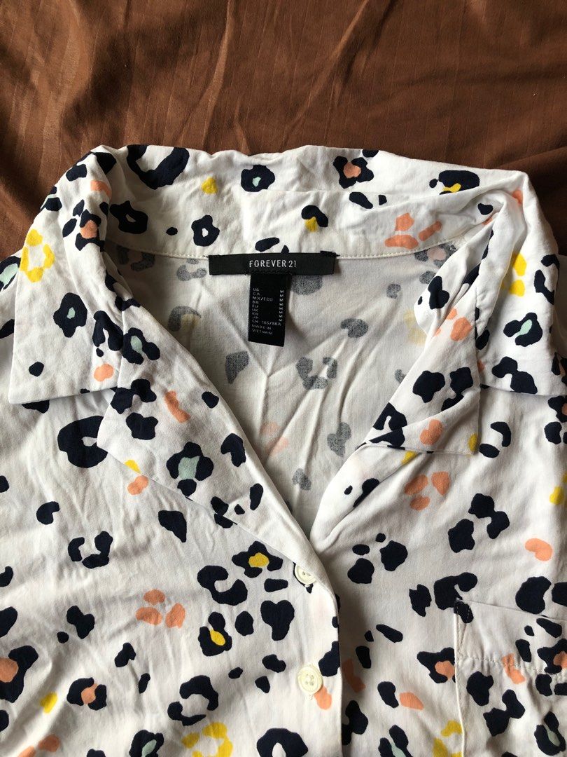 Cropped Animal Pattern Button Down (Category: Blouses) located in Quezon City. Submitted by jujoeki (Listing ID 1248167363, Image 2). Description: Cropped button down from Forever21 M on tag but fits Large frames. Never worn, didn’t find an occasion to do so. Can send photos when worn if asked .