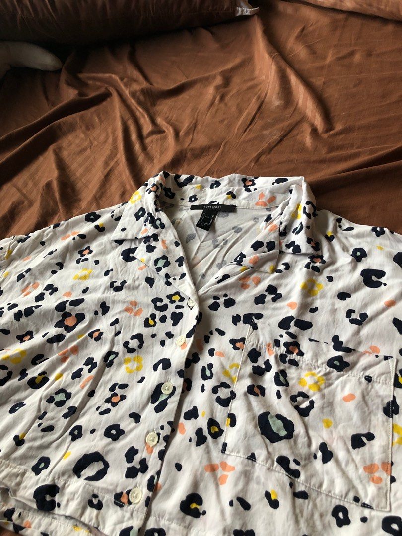 Cropped Animal Pattern Button Down (Category: Blouses) located in Quezon City. Submitted by jujoeki (Listing ID 1248167363, Image 3). Description: Cropped button down from Forever21 M on tag but fits Large frames. Never worn, didn’t find an occasion to do so. Can send photos when worn if asked .