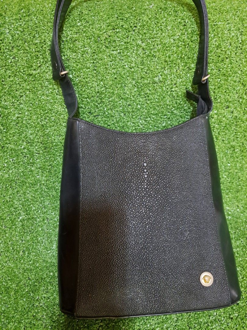 Gianni versace stingray (Category: Luxury Bags & Wallets) located in Lemery. Submitted by venus23 (Listing ID 1248118649, Image 1). Description: my part n tinahi s loob ng tela,minimal scrtches.