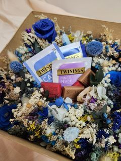 Gift box with window - dried flowers and gift
