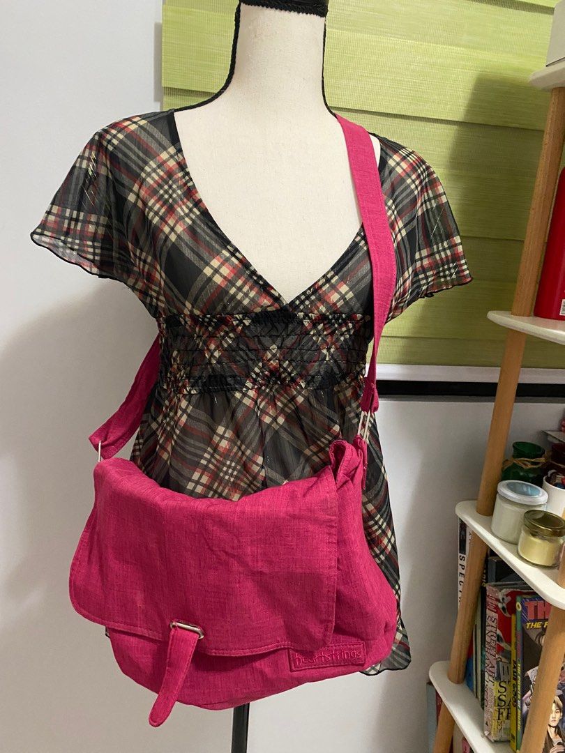 Heartstrings crossbody messenger hot pink bag (Category: Cross-body Bags) located in Paranaque City. Submitted by seaplums (Listing ID 1248261125, Image 2). Description: Cute bag fits a lot and bagay sa denim Natanggal na yung part ng zipper na hinihila pero lagyan nyo nalang keychain ganern.