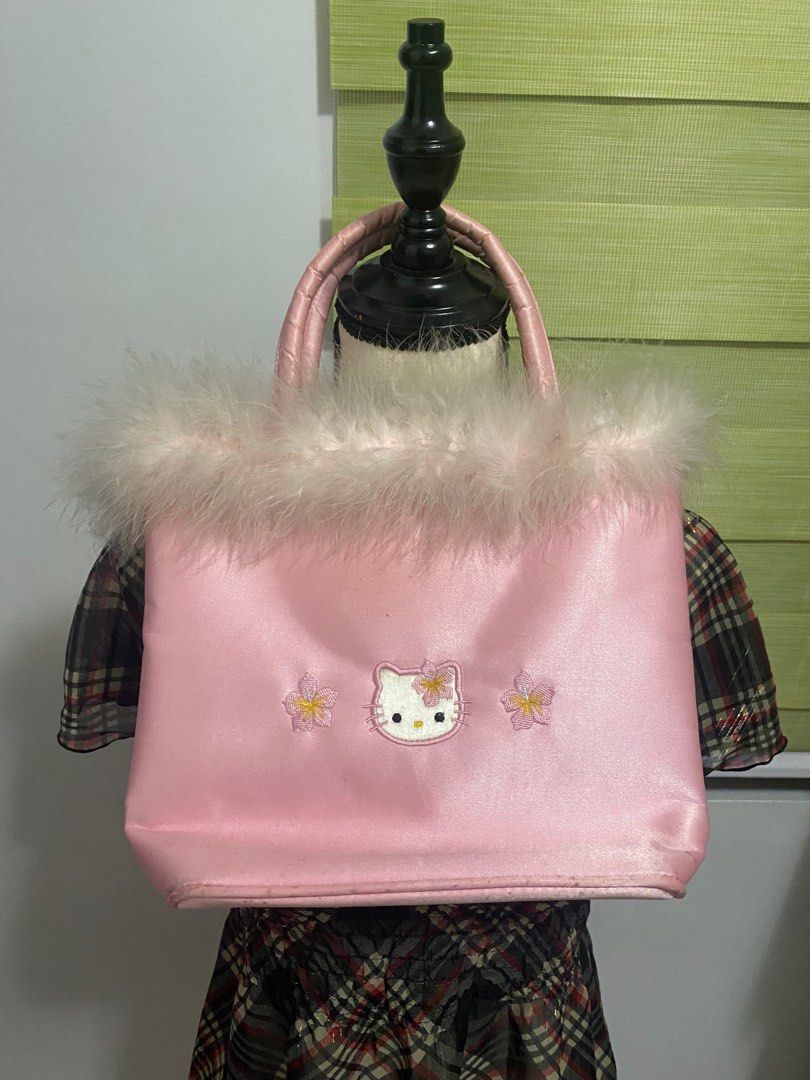 Hello kitty baby pink fur bag (Category: Tote Bags) located in Paranaque City. Submitted by seaplums (Listing ID 1248260571, Image 3). Description: Eto rin isa ko pang di nagagit pero ang ganda nya mga sis huhuhuhuhu andami din pwede ma fit.