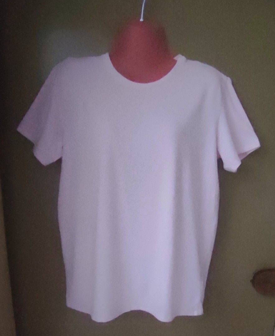 H&M Women's Basic Tee (Category: Shirts) located in Manila. Submitted by the_simple_things (Listing ID 1248270727, Image 1). Description: Authentic H&M Women's Basic Tee Fine Stretch Cotton Color: Baby pink Excellent used condition Looks like new No flaws Imported from Canada Size: Medium.