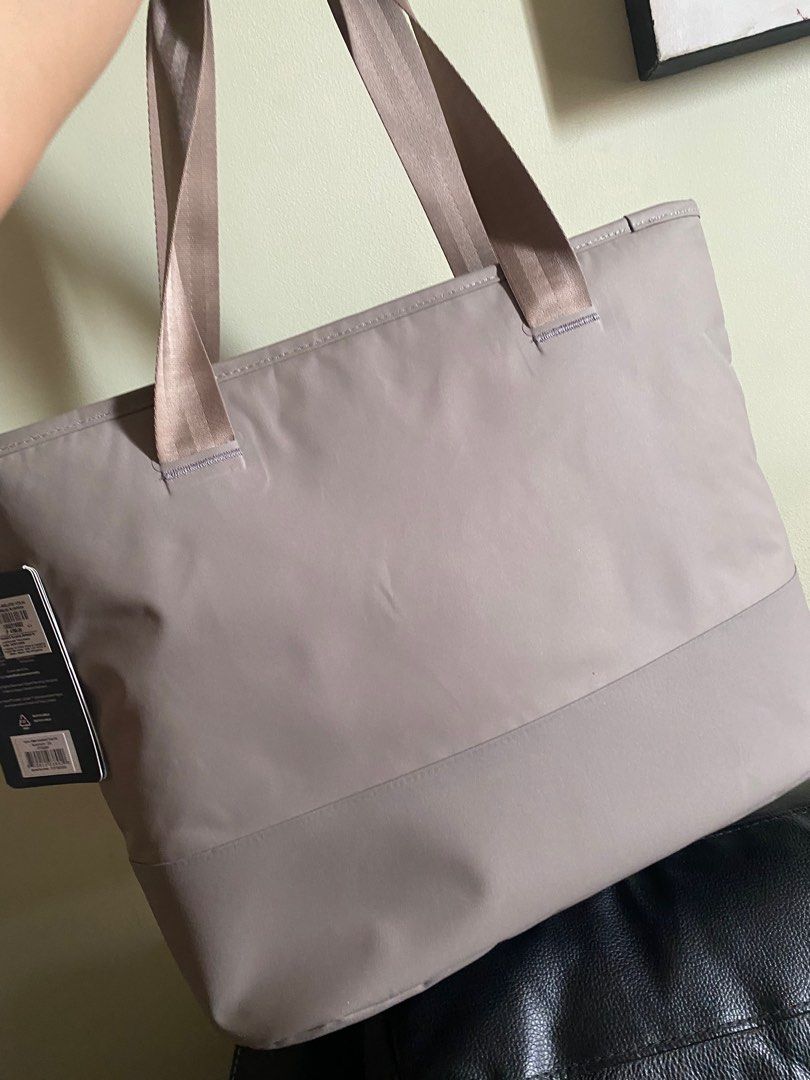 Hydroflask Insulated Tote Bag (Category: Tote Bags) located in Paranaque City. Submitted by jamilaj___ (Listing ID 1248174044, Image 3). Description: RFS : not being used .