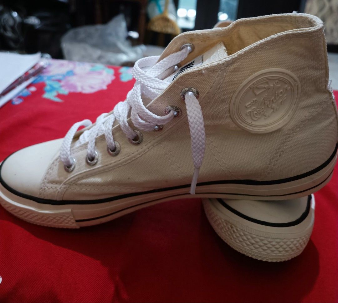 Sepatu warrior converse store