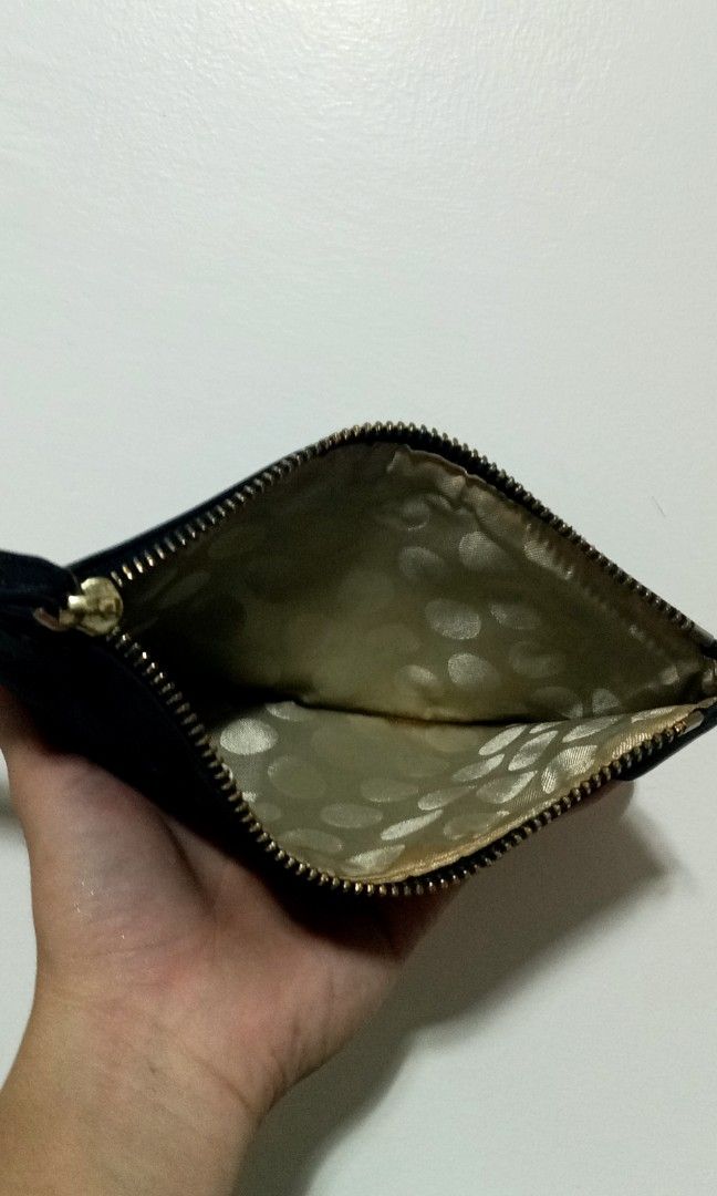 KATE SPADE NEW YORK FLAT POUCH (Category: Luxury Bags & Wallets) located in Dinalupihan. Submitted by banditvaultco (Listing ID 1248186290, Image 3). Description: WELL-USED FLAT POUCH BLACK COLOR REMINDER: STRICTLY NO REFUNDS.