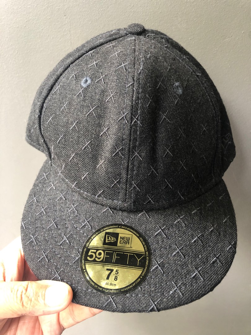 kaws オリジナルフェイク キャップ 大規模セール - 帽子