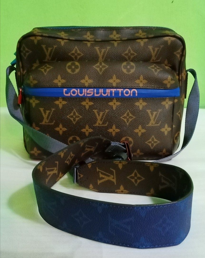 At Auction: Louis Vuitton, Louis Vuitton - Outdoor Messenger