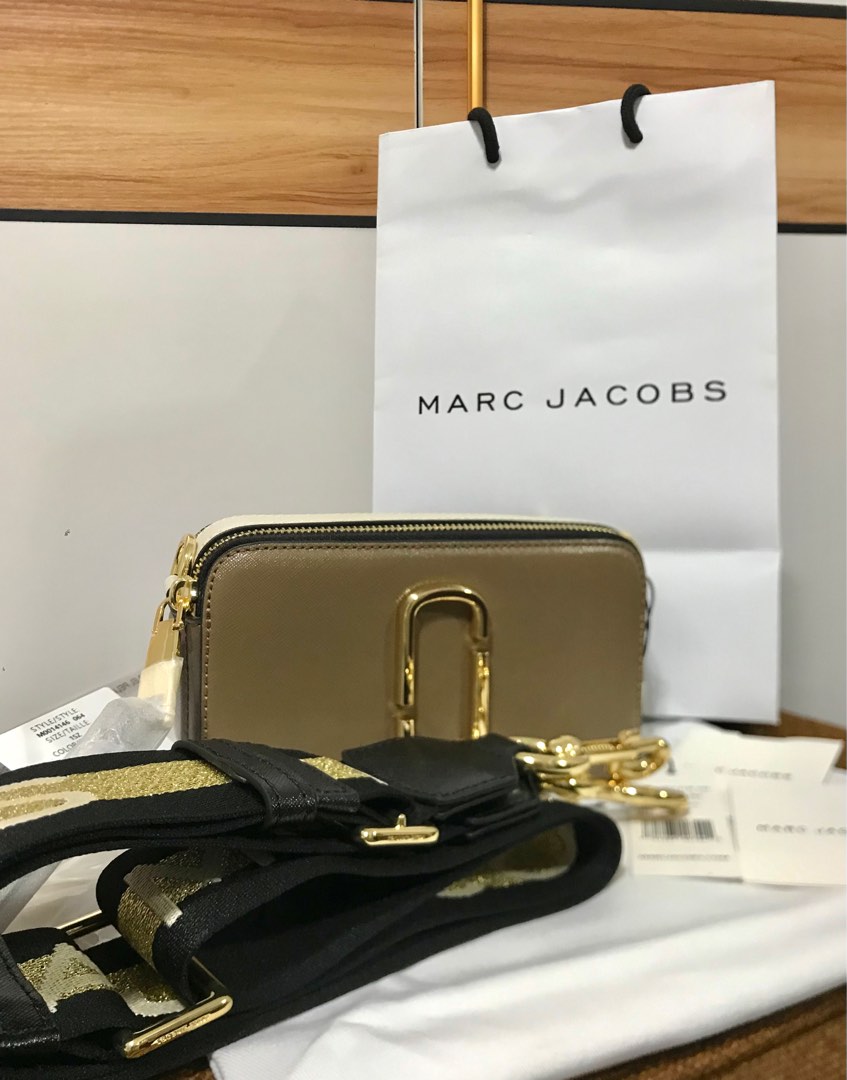 Marc Jacobs The Logo Strap Snapshot Camera Bag in French Grey Multi,  Luxury, Bags & Wallets on Carousell