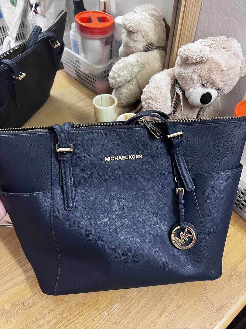 Navy and white on sale michael kors purse