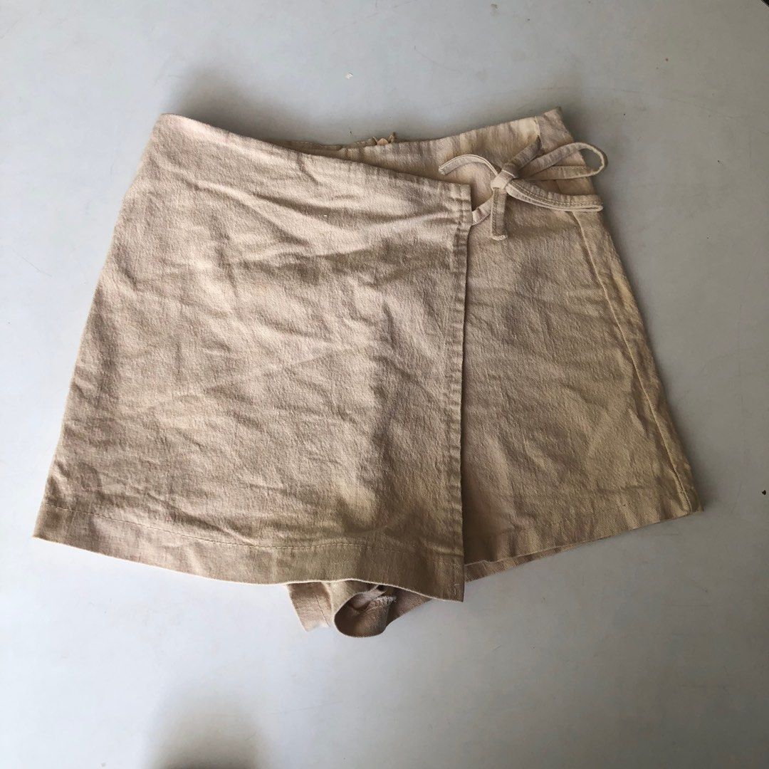 nude highwaist skort (Category: Other Bottoms) located in Taguig. Submitted by unfeigned (Listing ID 1248109750, Image 2). Description: has stain on the side (kindly refer to photo) made of stretchy fabric has zipper at the back fits 22-23 💟 check out my other items for sale .