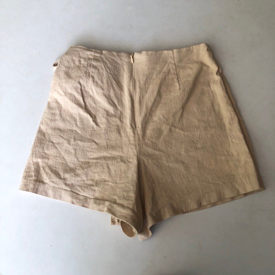 nude highwaist skort (Category: Other Bottoms) located in Taguig. Submitted by unfeigned (Listing ID 1248109750, Image 3). Description: has stain on the side (kindly refer to photo) made of stretchy fabric has zipper at the back fits 22-23 💟 check out my other items for sale .