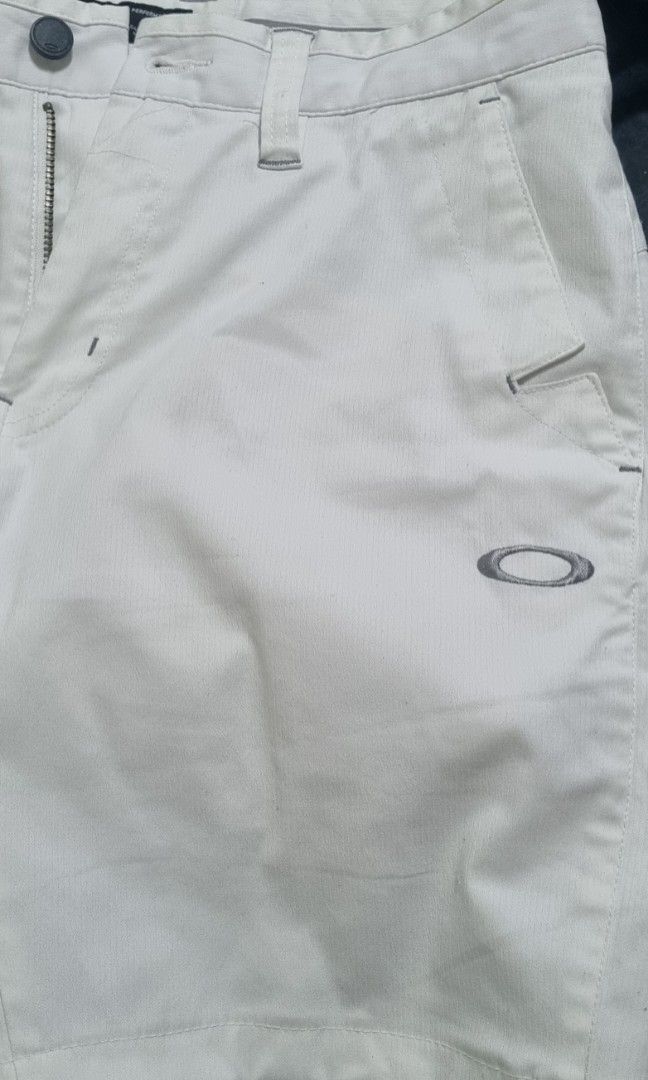 Oakley golf walk board chino shorts on Carousell