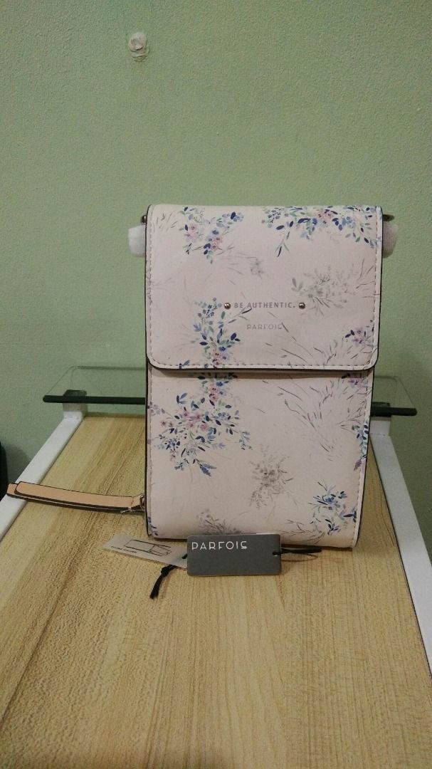 PARFOIS PHONE HOLDER WINDY WHITE M (Category: Cross-body Bags) located in Navotas City. Submitted by delouch (Listing ID 1248173122, Image 1). Description: PARFOIS PHONE HOLDER WINDY WHITE M AUTHENTIC Never Used no defects. SIZE: MEDIUM what you see is what you get. sf shoulder by buyer. navotas area..