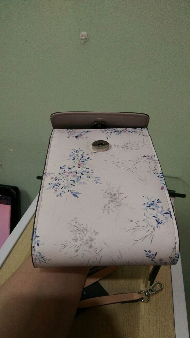 PARFOIS PHONE HOLDER WINDY WHITE M (Category: Cross-body Bags) located in Navotas City. Submitted by delouch (Listing ID 1248173122, Image 3). Description: PARFOIS PHONE HOLDER WINDY WHITE M AUTHENTIC Never Used no defects. SIZE: MEDIUM what you see is what you get. sf shoulder by buyer. navotas area..