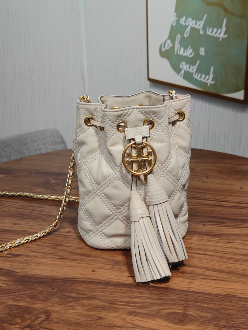 Tory Burch 🇺🇸 fleming soft bucket bag 💯🤘, Luxury, Bags & Wallets on  Carousell
