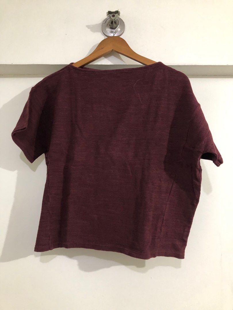 Uniqlo blouse (Category: Blouses) located in Manila. Submitted by deeclutter1 (Listing ID 1248152125, Image 1). Description: .