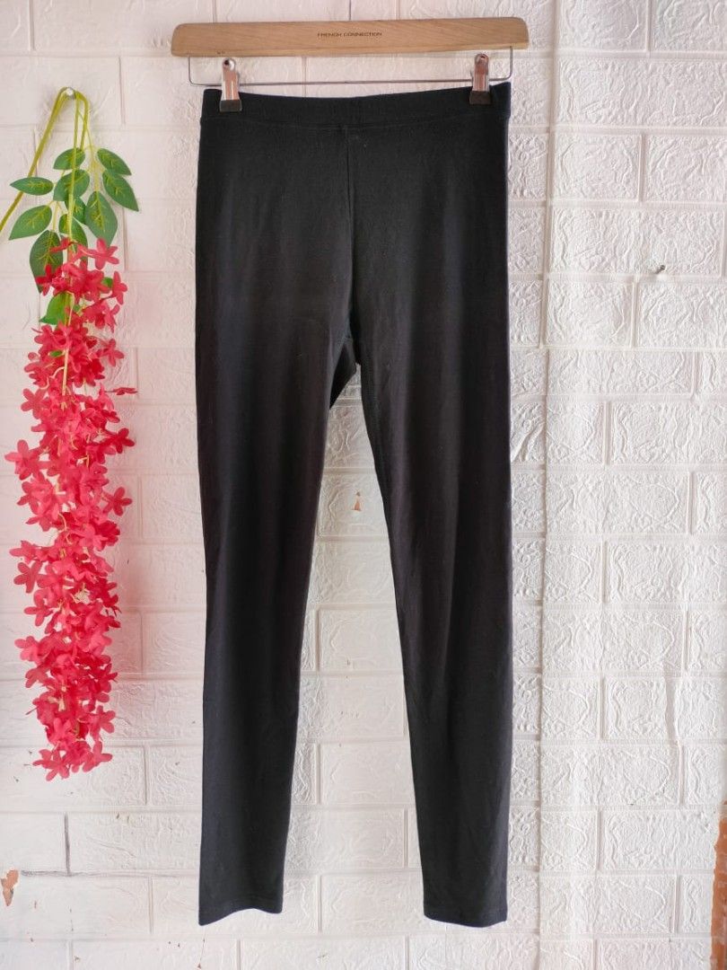 ANN4596: uniqlo heattech L size black tights, Women's Fashion, Bottoms,  Jeans & Leggings on Carousell