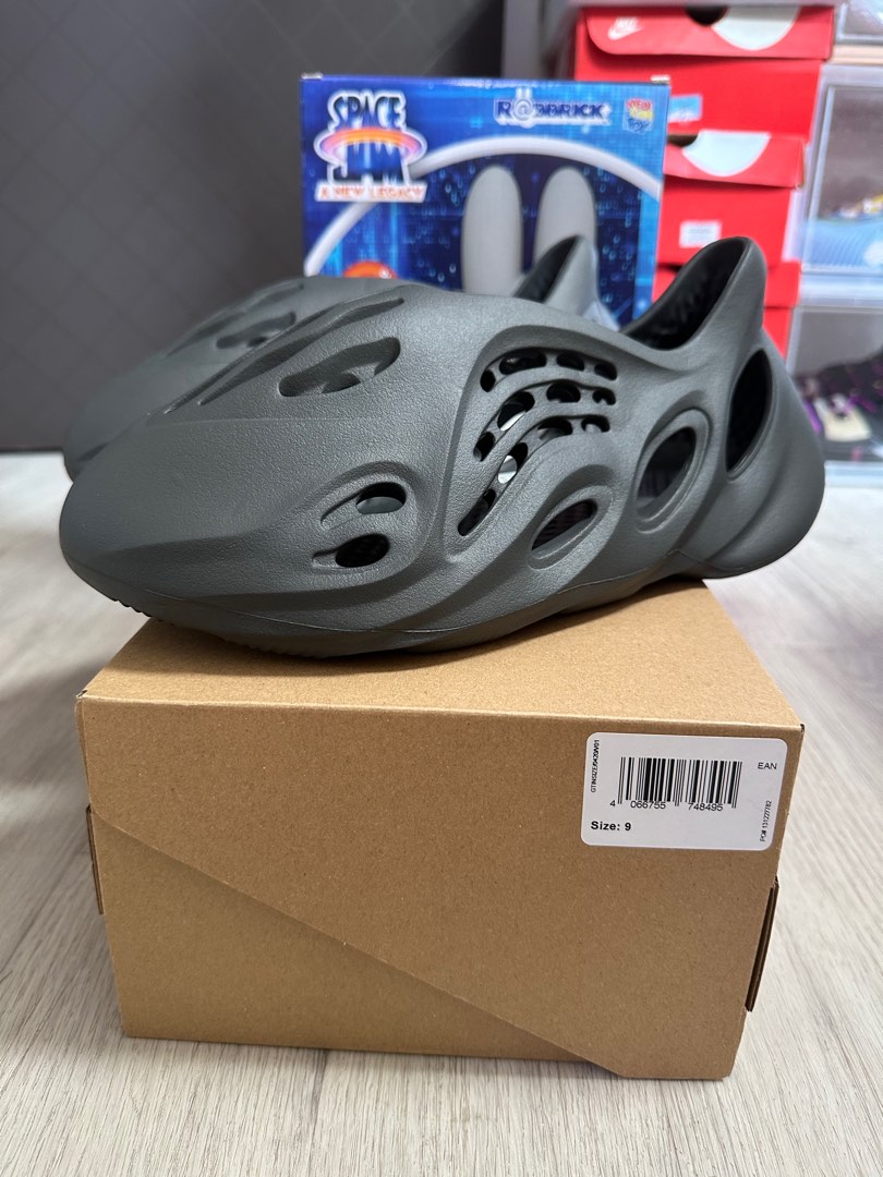 US9 Yeezy Foam Runner Carbon Adidas, Men's Fashion, Footwear, Sneakers on  Carousell