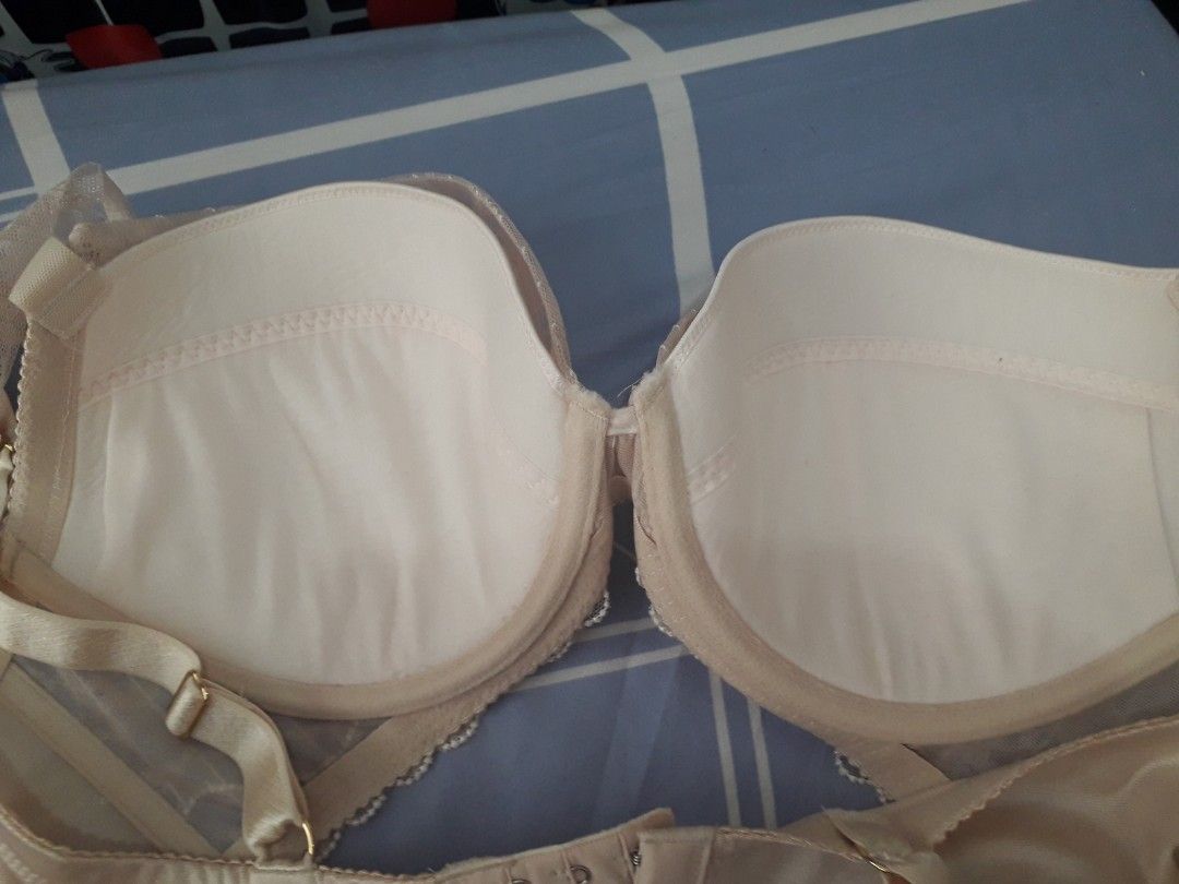 Wacoal bra (size D75), 女裝, 運動服裝- Carousell