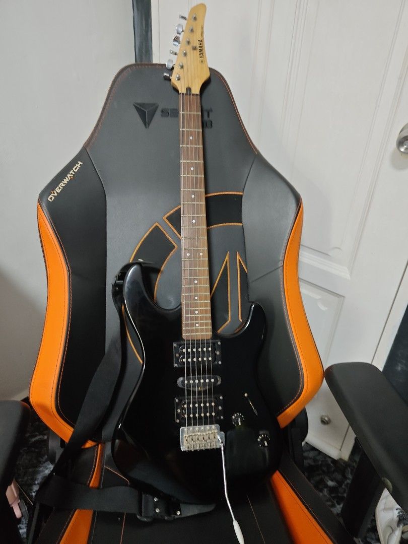 Yamaha ERG 121 guitar, Hobbies & Toys, Music & Media, Musical ...