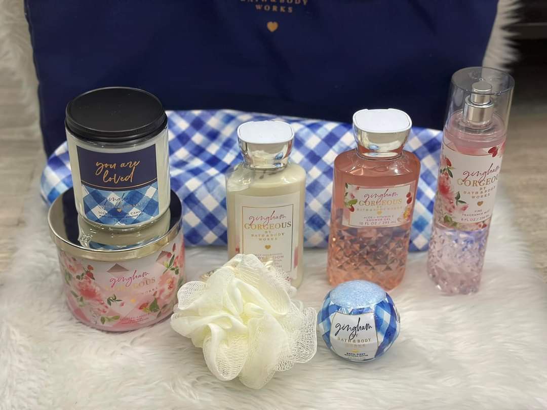 Bath and body works (Category: Bath) located in Cabanatuan. Submitted by Valeriecllctn (Listing ID 1248387199, Image 2). Description: Bath and Body Works Gingham set with tote bag ₱4,999 only Regular price: 135 $ Best seller scent🥰🥰 Super bango 😍😍 Why you'll love it: this gorgeous gift for mom (or you) comes in a signature Gingham tote. What's inside: Gingham Bath Fizzy Gingham Gorgeous Fine Fragrance Mist Gingham Gorgeous Body Lotion Gingham
