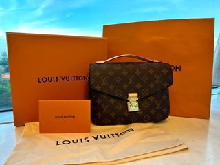 Trying on the Louis Vuitton Pochette Métis East West bag in Cream!  #louisvuitton #LV 