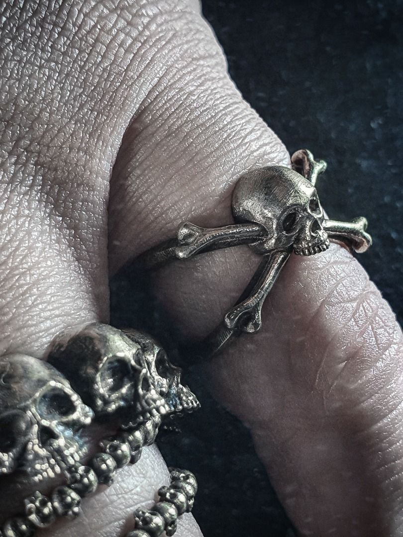 Dainty top skull ring