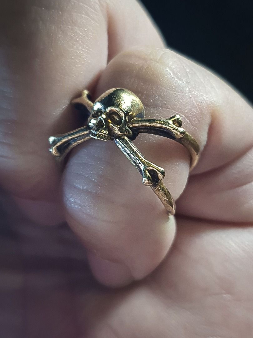 Dainty skull top ring