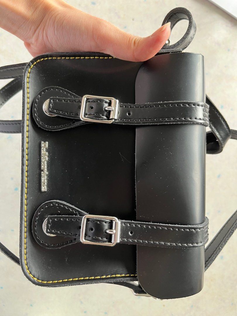 dr martens inch crossbody bag in black, 女裝, 手袋及銀包, 多用途 - Main Image