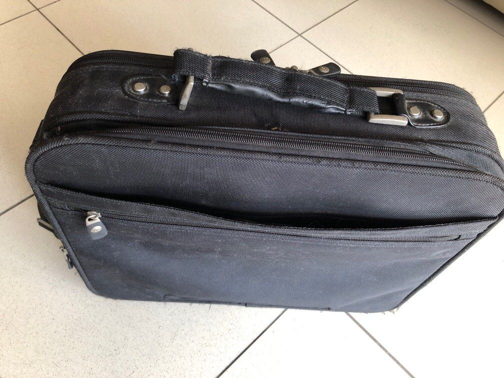 Laptop bag- Dell brand (Category: Laptop Bags & Sleeves) located in Quezon City. Submitted by therosa (Listing ID 1248304763, Image 3). Description: .