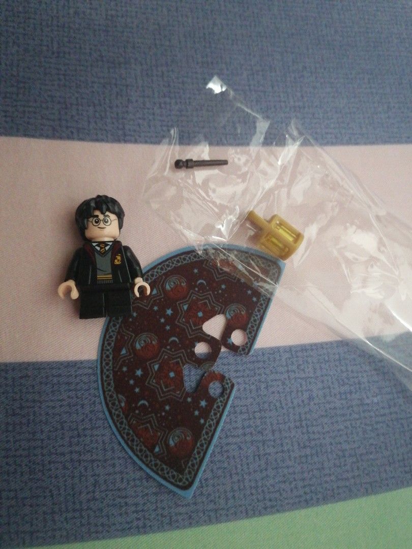 Lego Harry Potter 哈利波特人仔隱形斗篷+油燈+魔杖from set 76402, 興趣及遊戲, 玩具& 遊戲類- Carousell