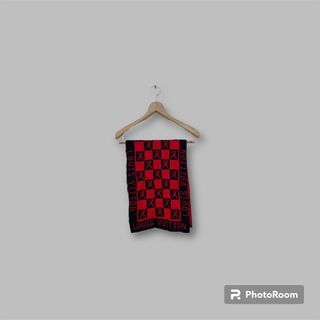 Louis Vuitton ESSENTIAL SCARF, 女裝, 手錶及配件, 絲巾- Carousell