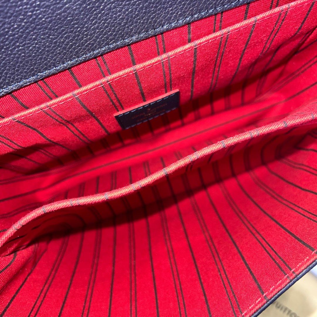 Pochette Metis empreinte marine rouge is it a defect?