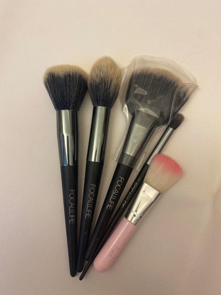 Makeup Brushes (Category: Makeup) located in Singapore. Submitted by paperklips (Listing ID 1248414647, Image 1). Description: brand new makeup brushes! bought as a whole set but don’t need these specific brushes .
